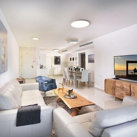 Ariston Luxury Garden Apartment With A Pool 티베리아 외부 사진