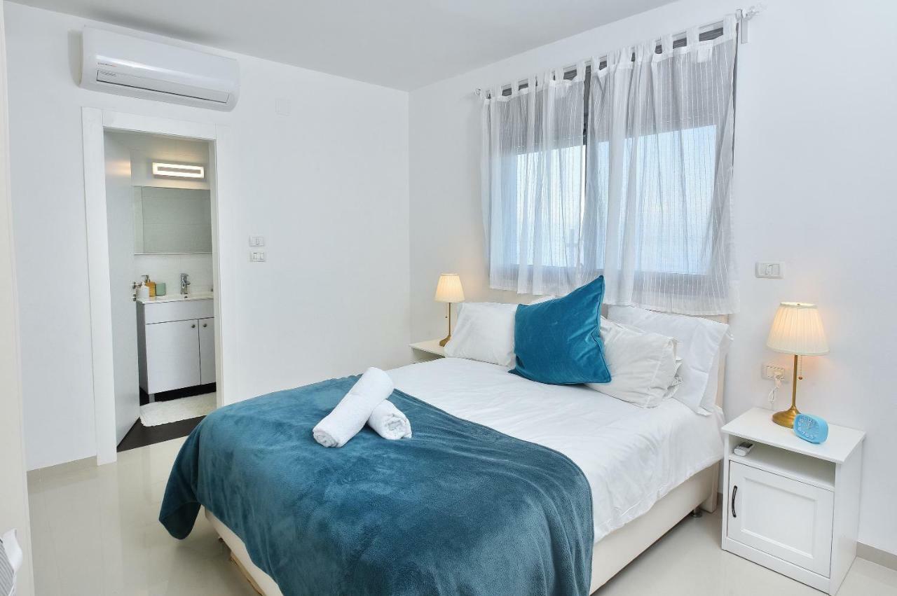 Ariston Luxury Garden Apartment With A Pool 티베리아 외부 사진