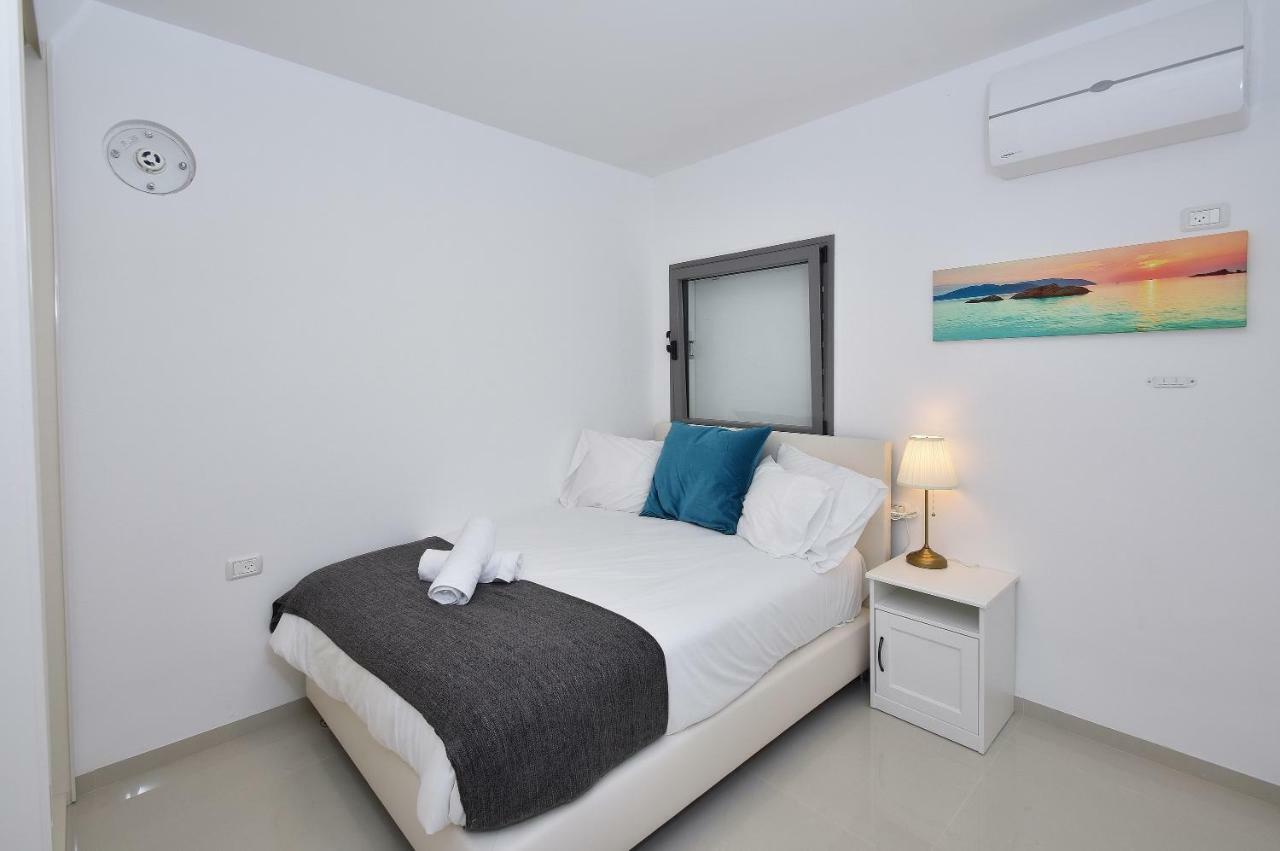Ariston Luxury Garden Apartment With A Pool 티베리아 외부 사진